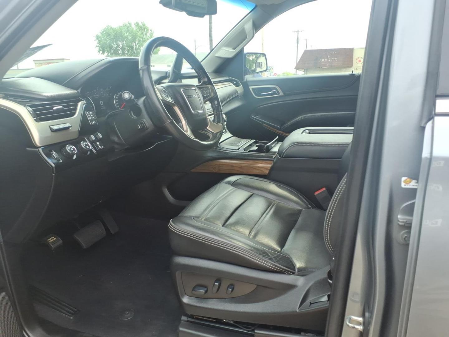 2019 Quicksilver Metallic Gan GMC Yukon Denali (1GKS2CKJ6KR) with an 6.2L EcoTec3 6.2L V8 420hp 460ft. lbs. Direct Injection engine, 10-Speed Shiftable Automatic transmission, located at 5505 N. Summit St., Toledo, OH, 43611, (419) 729-2688, 41.654953, -83.530014 - Photo#1