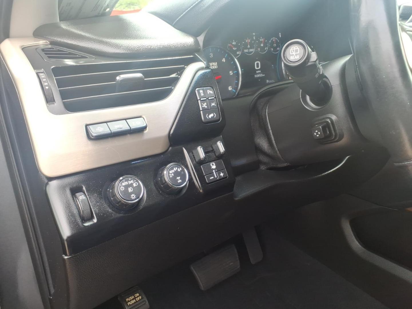 2019 Quicksilver Metallic Gan GMC Yukon Denali (1GKS2CKJ6KR) with an 6.2L EcoTec3 6.2L V8 420hp 460ft. lbs. Direct Injection engine, 10-Speed Shiftable Automatic transmission, located at 5505 N. Summit St., Toledo, OH, 43611, (419) 729-2688, 41.654953, -83.530014 - Photo#2
