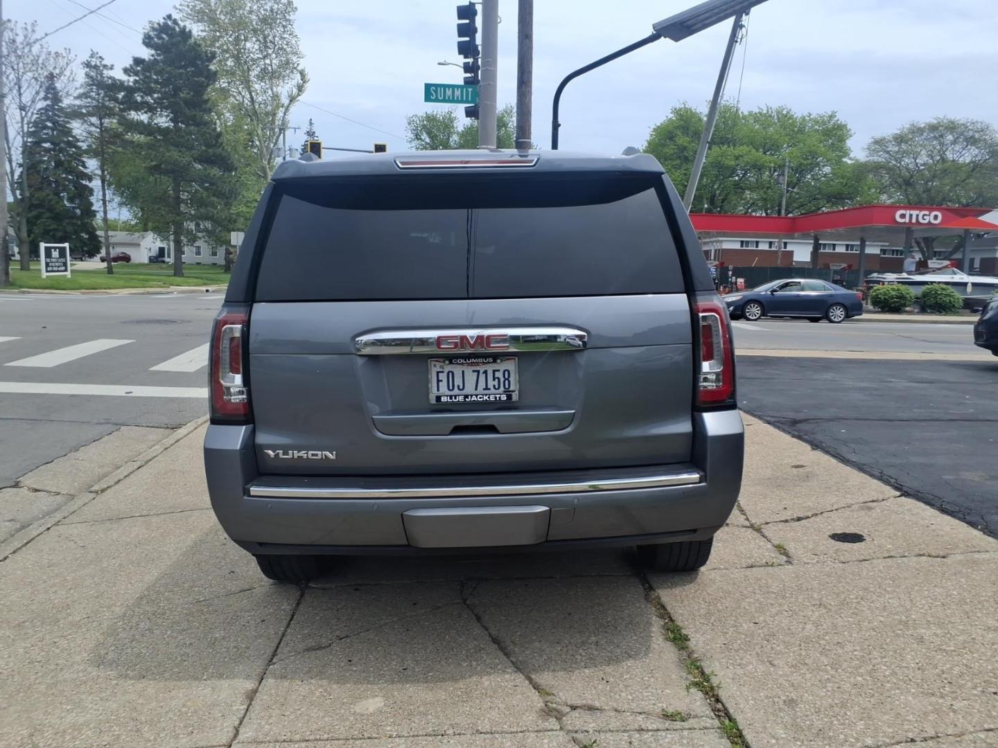 2019 Quicksilver Metallic Gan GMC Yukon Denali (1GKS2CKJ6KR) with an 6.2L EcoTec3 6.2L V8 420hp 460ft. lbs. Direct Injection engine, 10-Speed Shiftable Automatic transmission, located at 5505 N. Summit St., Toledo, OH, 43611, (419) 729-2688, 41.654953, -83.530014 - Photo#23