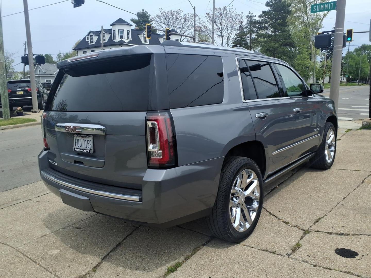 2019 Quicksilver Metallic Gan GMC Yukon Denali (1GKS2CKJ6KR) with an 6.2L EcoTec3 6.2L V8 420hp 460ft. lbs. Direct Injection engine, 10-Speed Shiftable Automatic transmission, located at 5505 N. Summit St., Toledo, OH, 43611, (419) 729-2688, 41.654953, -83.530014 - Photo#24