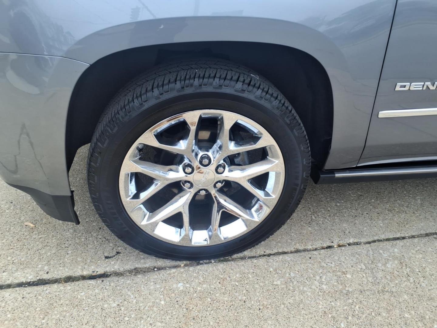 2019 Quicksilver Metallic Gan GMC Yukon Denali (1GKS2CKJ6KR) with an 6.2L EcoTec3 6.2L V8 420hp 460ft. lbs. Direct Injection engine, 10-Speed Shiftable Automatic transmission, located at 5505 N. Summit St., Toledo, OH, 43611, (419) 729-2688, 41.654953, -83.530014 - Photo#28