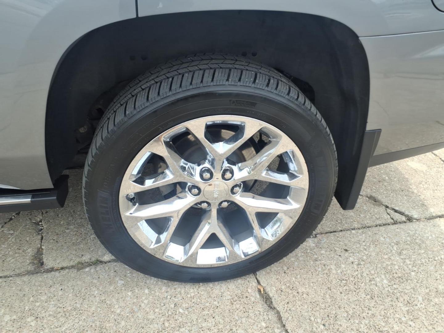 2019 Quicksilver Metallic Gan GMC Yukon Denali (1GKS2CKJ6KR) with an 6.2L EcoTec3 6.2L V8 420hp 460ft. lbs. Direct Injection engine, 10-Speed Shiftable Automatic transmission, located at 5505 N. Summit St., Toledo, OH, 43611, (419) 729-2688, 41.654953, -83.530014 - Photo#29