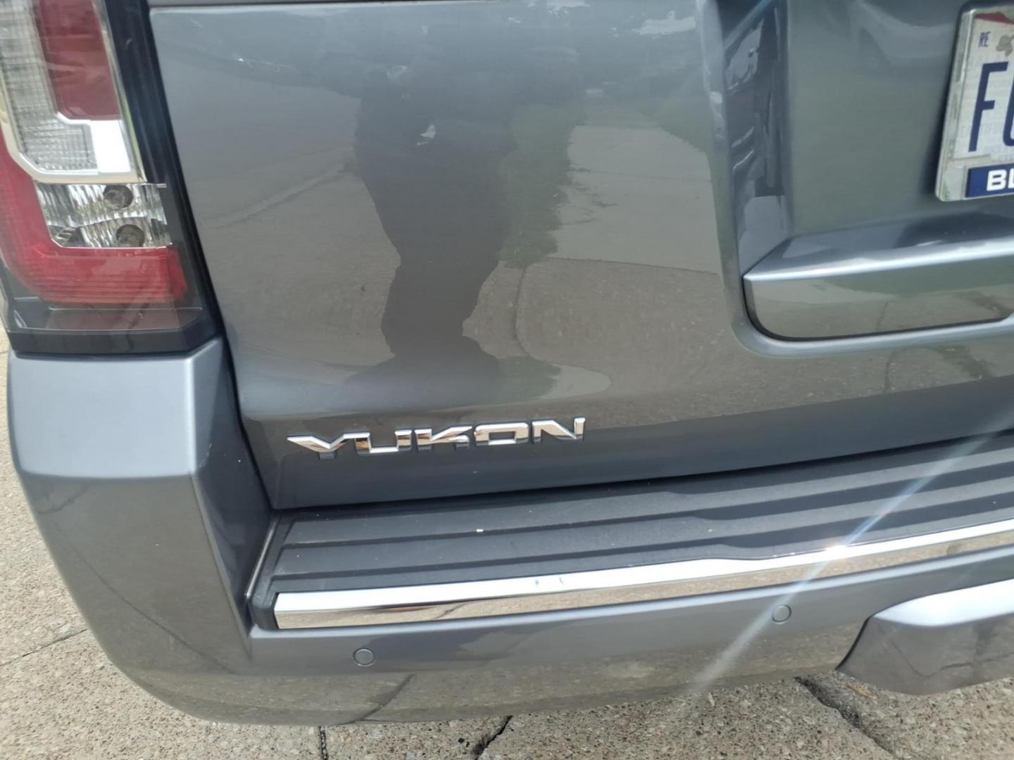 2019 Quicksilver Metallic Gan GMC Yukon Denali (1GKS2CKJ6KR) with an 6.2L EcoTec3 6.2L V8 420hp 460ft. lbs. Direct Injection engine, 10-Speed Shiftable Automatic transmission, located at 5505 N. Summit St., Toledo, OH, 43611, (419) 729-2688, 41.654953, -83.530014 - Photo#30
