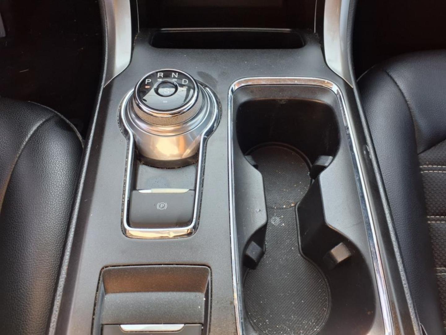 2017 Magnetic Ford Fusion SE (3FA6P0HD3HR) with an 1.5L EcoBoost 1.5L Turbo I4 181hp 185ft. lbs. Direct Injection engine, 6-Speed Shiftable Automatic transmission, located at 5505 N. Summit St., Toledo, OH, 43611, (419) 729-2688, 41.654953, -83.530014 - Photo#11