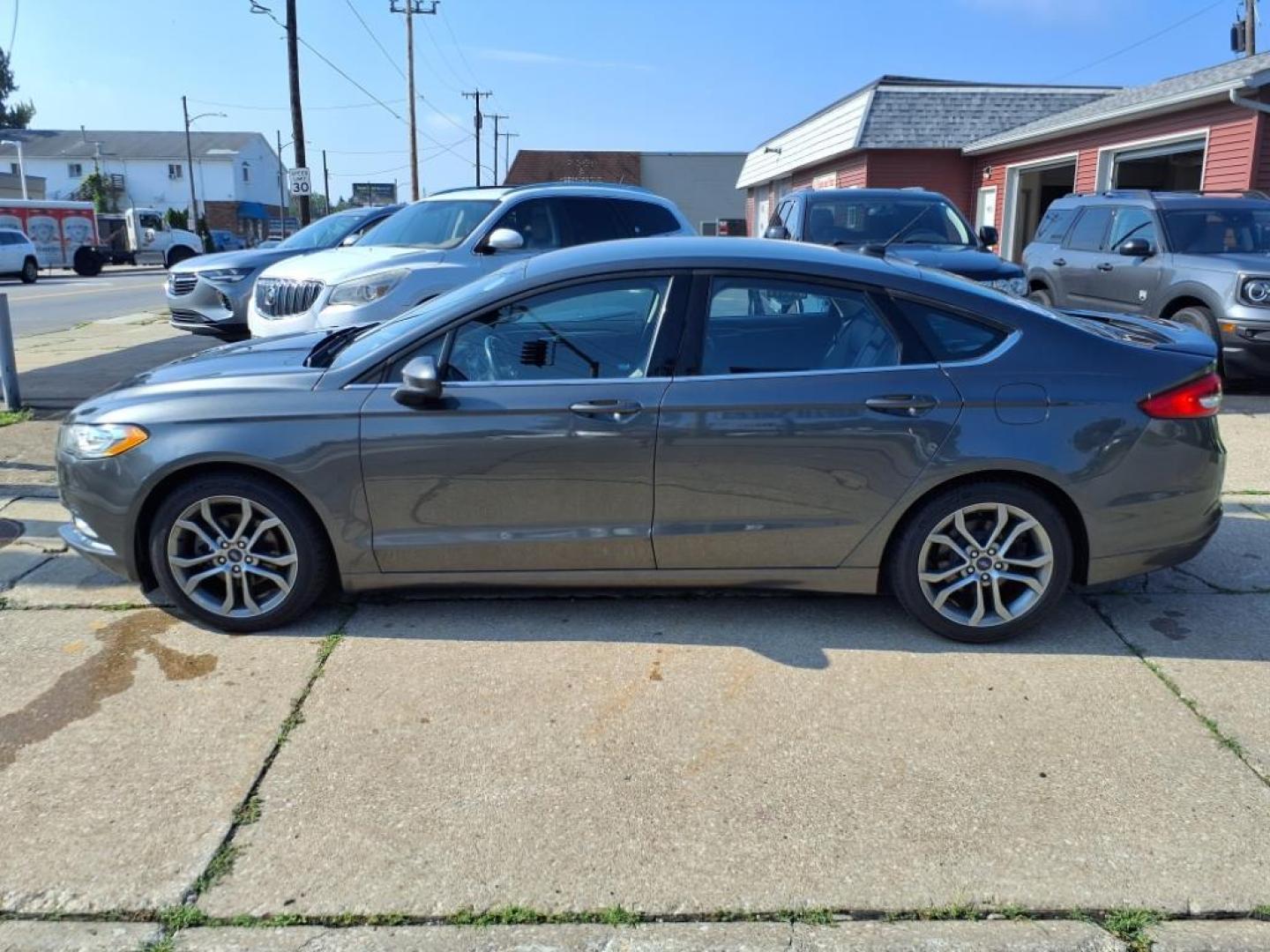 2017 Magnetic Ford Fusion SE (3FA6P0HD3HR) with an 1.5L EcoBoost 1.5L Turbo I4 181hp 185ft. lbs. Direct Injection engine, 6-Speed Shiftable Automatic transmission, located at 5505 N. Summit St., Toledo, OH, 43611, (419) 729-2688, 41.654953, -83.530014 - Photo#18