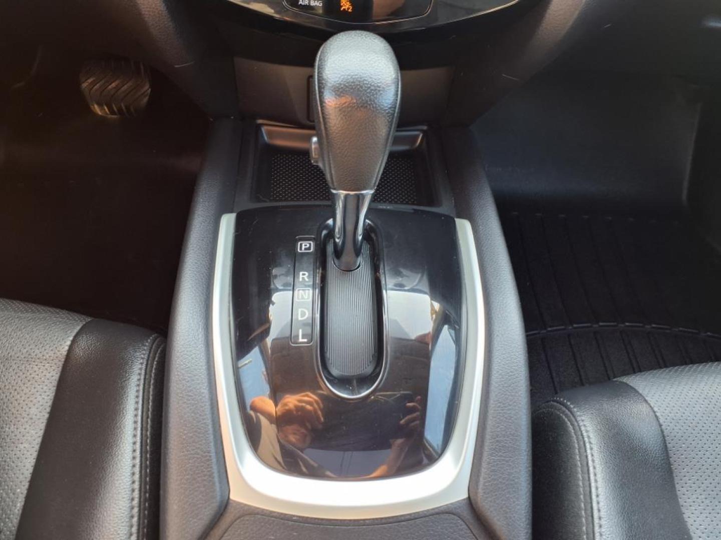 2016 Arctic Blue Metallic Nissan Rouge AWD SL (5N1AT2MV0GC) with an 2.5L 2.5L I4 170hp 175ft. lbs. Sequential Multiport Fuel Injection engine, CVT transmission, located at 5505 N. Summit St., Toledo, OH, 43611, (419) 729-2688, 41.654953, -83.530014 - Photo#14