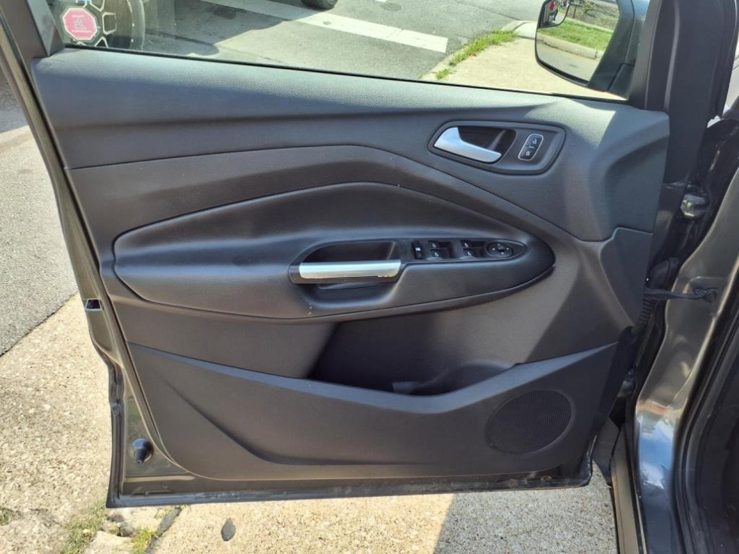 2017 Magnetic Ford Escape SE (1FMCU0GD2HU) with an 1.5L EcoBoost 1.5L Turbo I4 179hp 177ft. lbs. Direct Injection engine, 6-Speed Shiftable Automatic transmission, located at 5505 N. Summit St., Toledo, OH, 43611, (419) 729-2688, 41.654953, -83.530014 - Photo#4