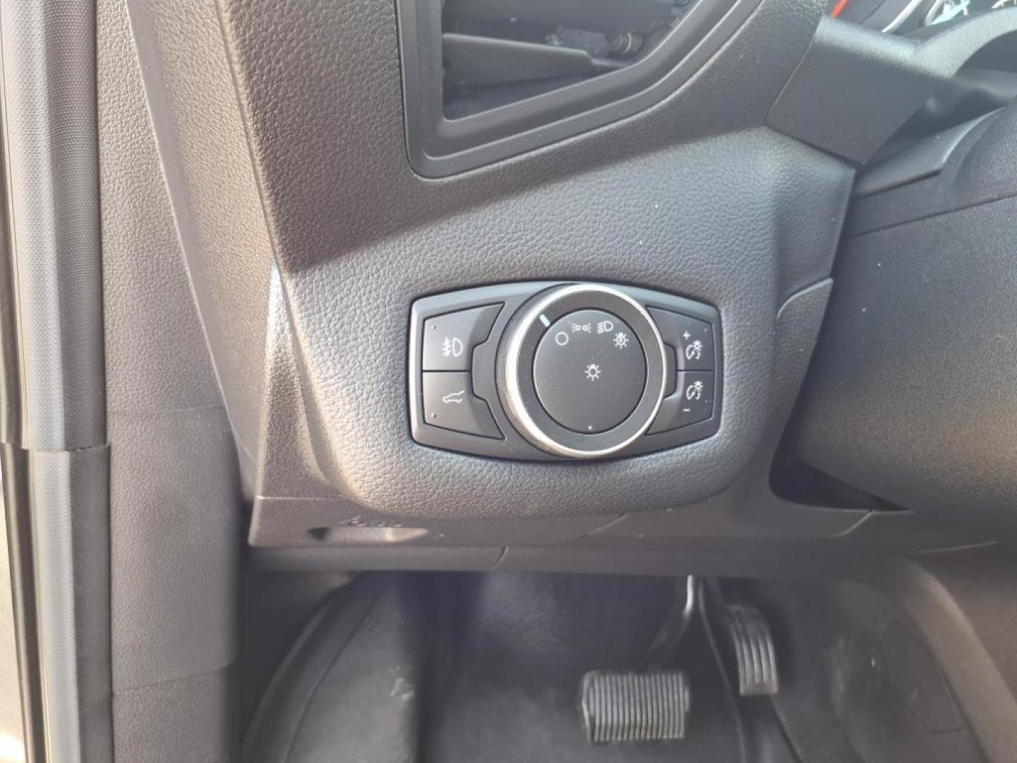 2017 Magnetic Ford Escape SE (1FMCU0GD2HU) with an 1.5L EcoBoost 1.5L Turbo I4 179hp 177ft. lbs. Direct Injection engine, 6-Speed Shiftable Automatic transmission, located at 5505 N. Summit St., Toledo, OH, 43611, (419) 729-2688, 41.654953, -83.530014 - Photo#13
