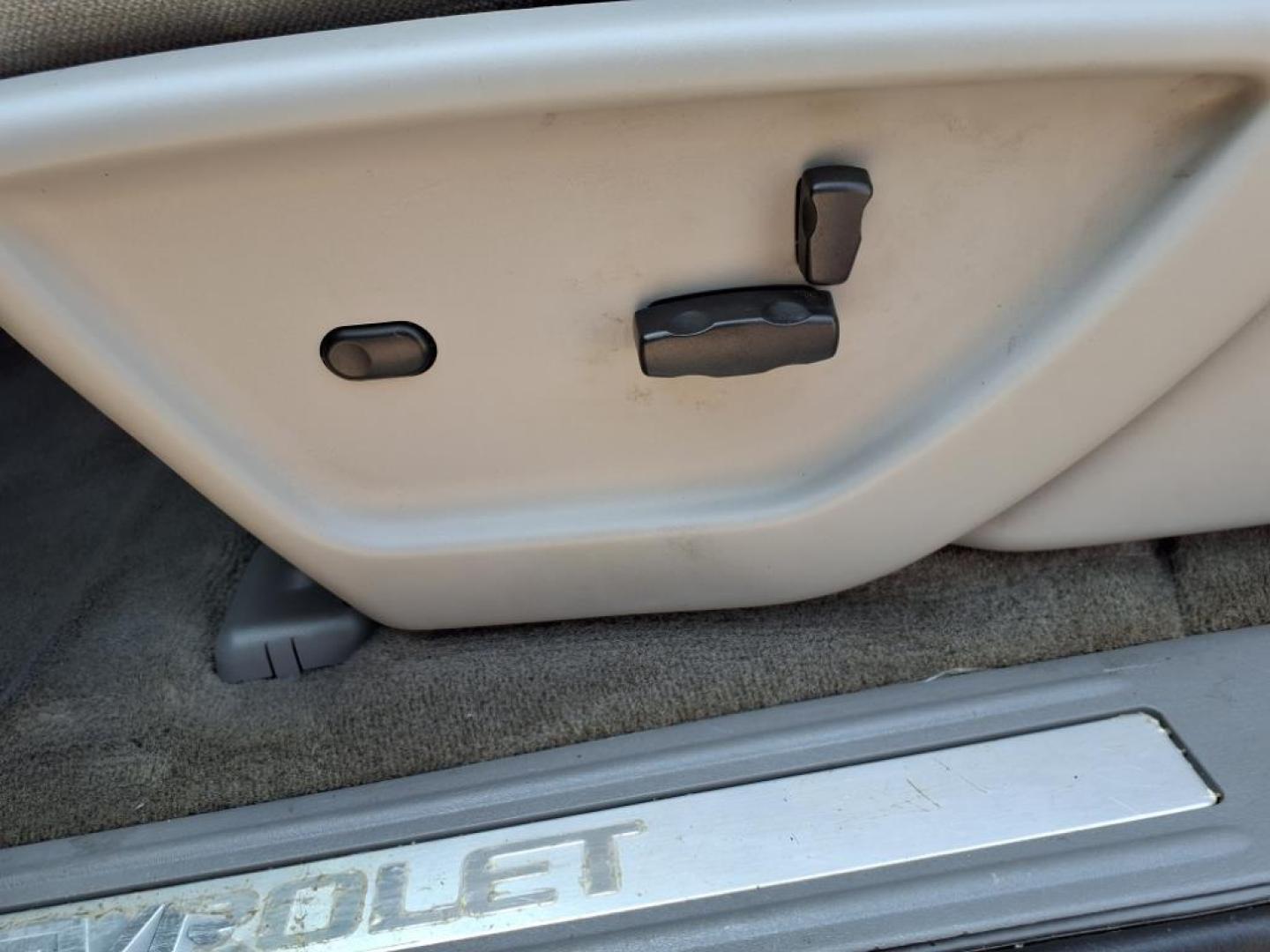 2006 Silverstone Metallic Chevrolet TrailBlazer LS (1GNDT13S462) with an 4.2L 4L NA I6 double overhead cam (DOHC) 24V Fuel Injected engine, 4-Speed Automatic transmission, located at 5505 N. Summit St., Toledo, OH, 43611, (419) 729-2688, 41.654953, -83.530014 - Photo#3