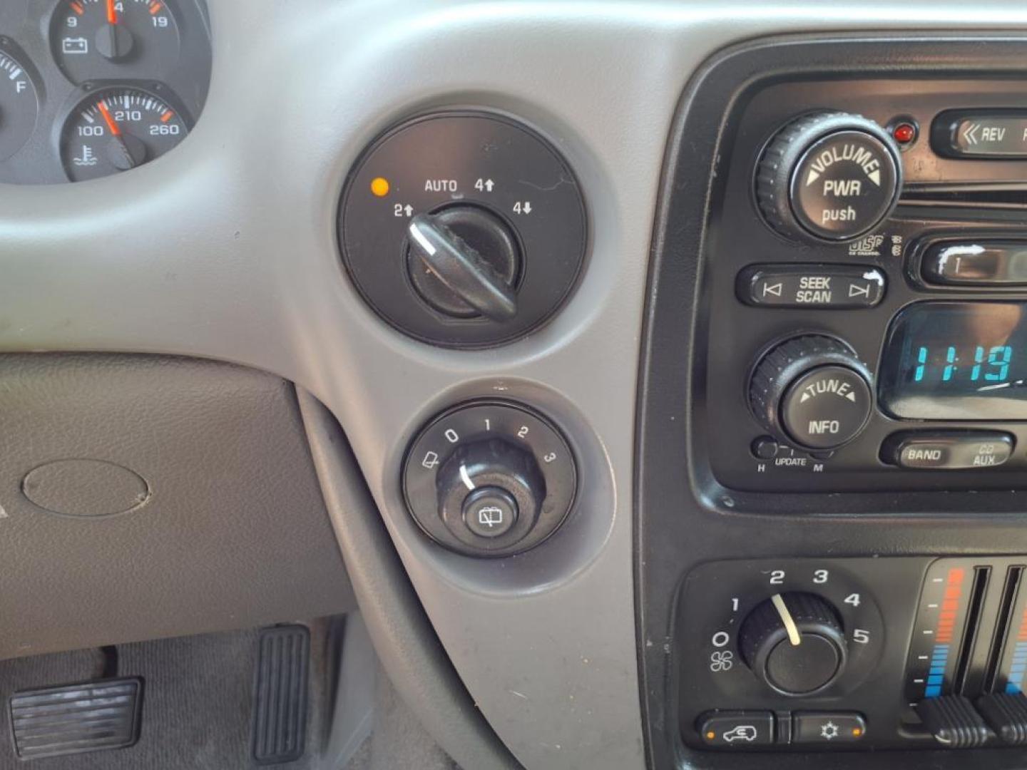 2006 Silverstone Metallic Chevrolet TrailBlazer LS (1GNDT13S462) with an 4.2L 4L NA I6 double overhead cam (DOHC) 24V Fuel Injected engine, 4-Speed Automatic transmission, located at 5505 N. Summit St., Toledo, OH, 43611, (419) 729-2688, 41.654953, -83.530014 - Photo#12