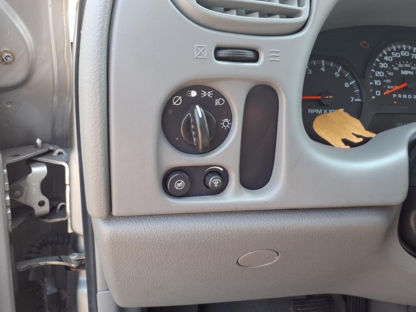 2006 Silverstone Metallic Chevrolet TrailBlazer LS (1GNDT13S462) with an 4.2L 4L NA I6 double overhead cam (DOHC) 24V Fuel Injected engine, 4-Speed Automatic transmission, located at 5505 N. Summit St., Toledo, OH, 43611, (419) 729-2688, 41.654953, -83.530014 - Photo#15