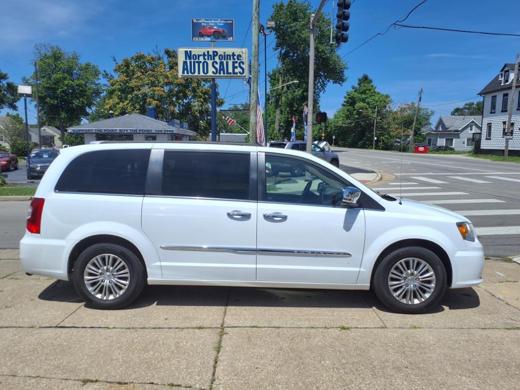 photo of 2016 Chrysler Town and Country Touring-L