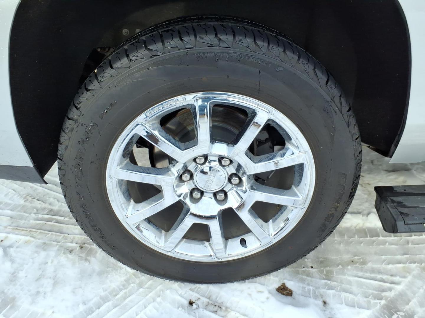 2015 Slate Gray Metallic G1c GMC Yukon Denali (1GKS2CKJ0FR) with an 6.2L EcoTec3 6.2L V8 420hp 460ft. lbs. Direct Injection engine, Automatic transmission, located at 5505 N. Summit St., Toledo, OH, 43611, (419) 729-2688, 41.654953, -83.530014 - Photo#26