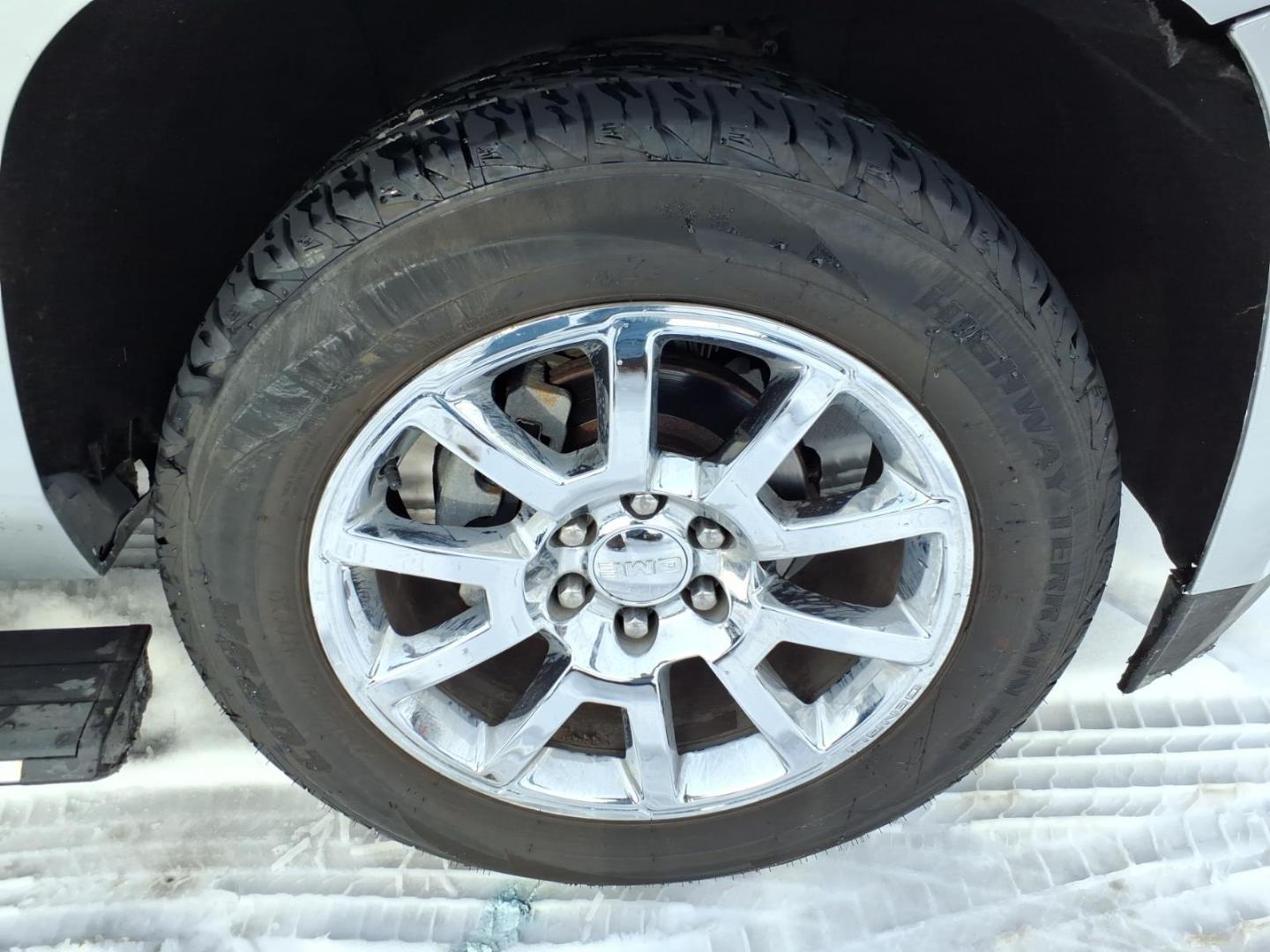 2015 Slate Gray Metallic G1c GMC Yukon Denali (1GKS2CKJ0FR) with an 6.2L EcoTec3 6.2L V8 420hp 460ft. lbs. Direct Injection engine, Automatic transmission, located at 5505 N. Summit St., Toledo, OH, 43611, (419) 729-2688, 41.654953, -83.530014 - Photo#27