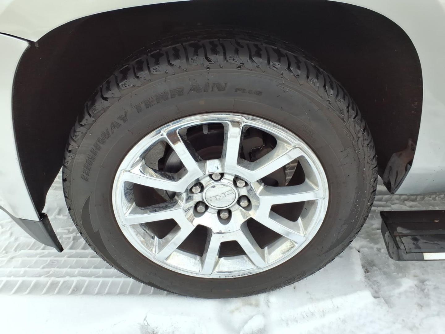 2015 Slate Gray Metallic G1c GMC Yukon Denali (1GKS2CKJ0FR) with an 6.2L EcoTec3 6.2L V8 420hp 460ft. lbs. Direct Injection engine, Automatic transmission, located at 5505 N. Summit St., Toledo, OH, 43611, (419) 729-2688, 41.654953, -83.530014 - Photo#28