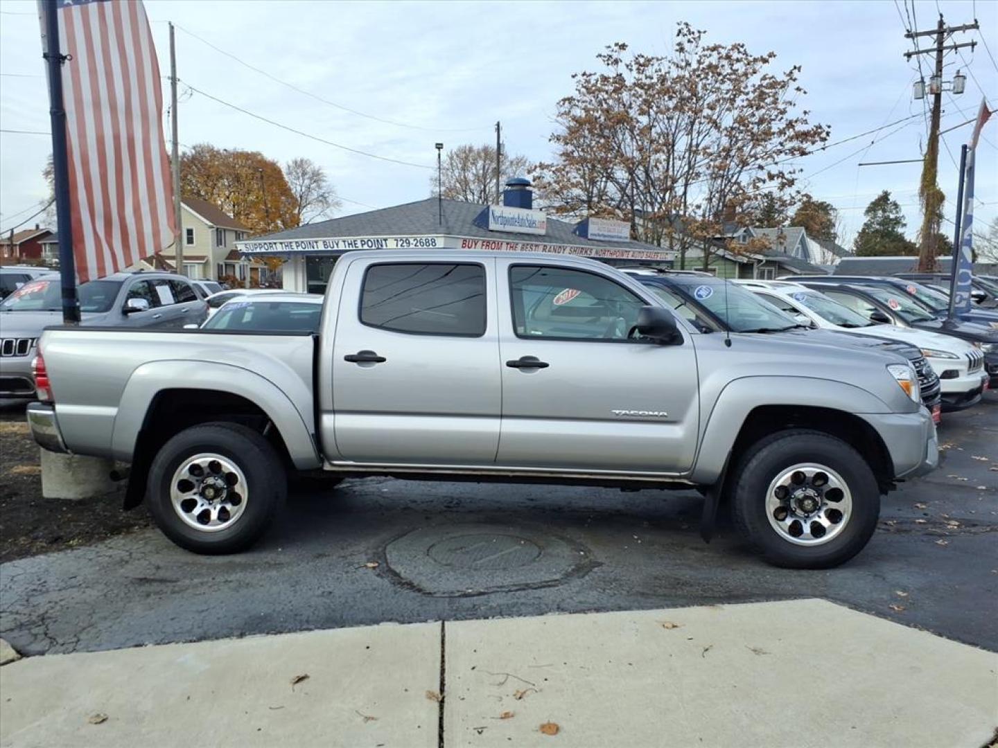 2014 Silver Sky Metallic Toyota Tacoma PreRunner V6 (5TFJU4GN5EX) with an 4.0L 4.0L V6 236hp 266ft. lbs. Sequential Electronic Fuel Injection engine, 5-Speed Automatic transmission, located at 5505 N. Summit St., Toledo, OH, 43611, (419) 729-2688, 41.654953, -83.530014 - Photo#0