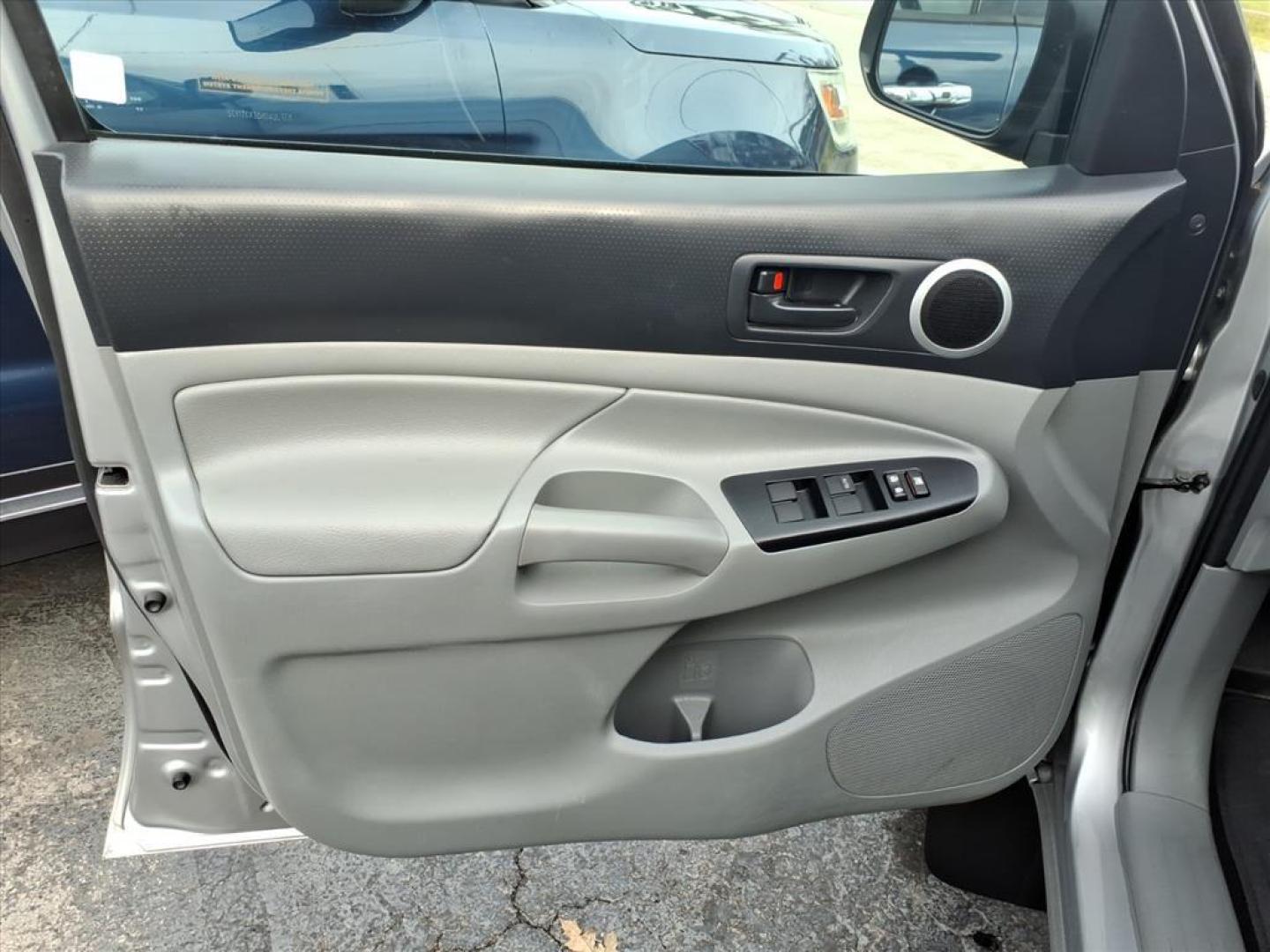 2014 Silver Sky Metallic Toyota Tacoma PreRunner V6 (5TFJU4GN5EX) with an 4.0L 4.0L V6 236hp 266ft. lbs. Sequential Electronic Fuel Injection engine, 5-Speed Automatic transmission, located at 5505 N. Summit St., Toledo, OH, 43611, (419) 729-2688, 41.654953, -83.530014 - Photo#4