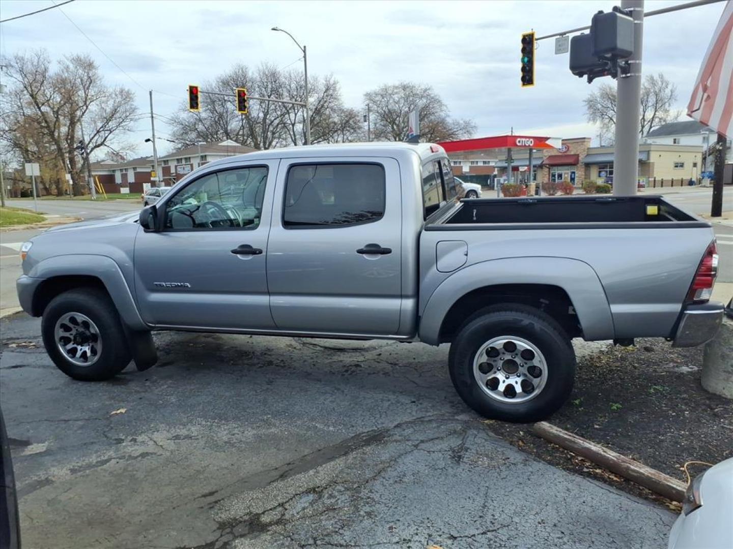 2014 Silver Sky Metallic Toyota Tacoma PreRunner V6 (5TFJU4GN5EX) with an 4.0L 4.0L V6 236hp 266ft. lbs. Sequential Electronic Fuel Injection engine, 5-Speed Automatic transmission, located at 5505 N. Summit St., Toledo, OH, 43611, (419) 729-2688, 41.654953, -83.530014 - Photo#17