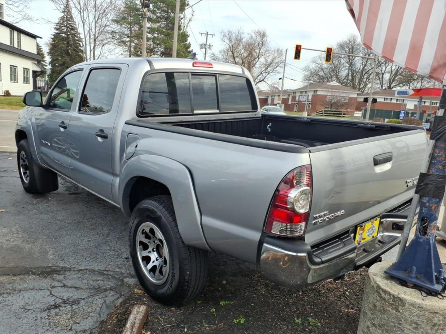 2014 Silver Sky Metallic Toyota Tacoma PreRunner V6 (5TFJU4GN5EX) with an 4.0L 4.0L V6 236hp 266ft. lbs. Sequential Electronic Fuel Injection engine, 5-Speed Automatic transmission, located at 5505 N. Summit St., Toledo, OH, 43611, (419) 729-2688, 41.654953, -83.530014 - Photo#18