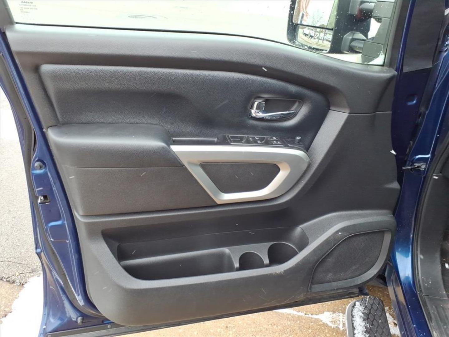 2017 Deep Blue Pearl Rbg Nissan Titan SV (1N6AA1E5XHN) with an 5.6L 5.6L V8 390hp 394ft. lbs. Direct Injection engine, 7-Speed Shiftable Automatic transmission, located at 5505 N. Summit St., Toledo, OH, 43611, (419) 729-2688, 41.654953, -83.530014 - Photo#5