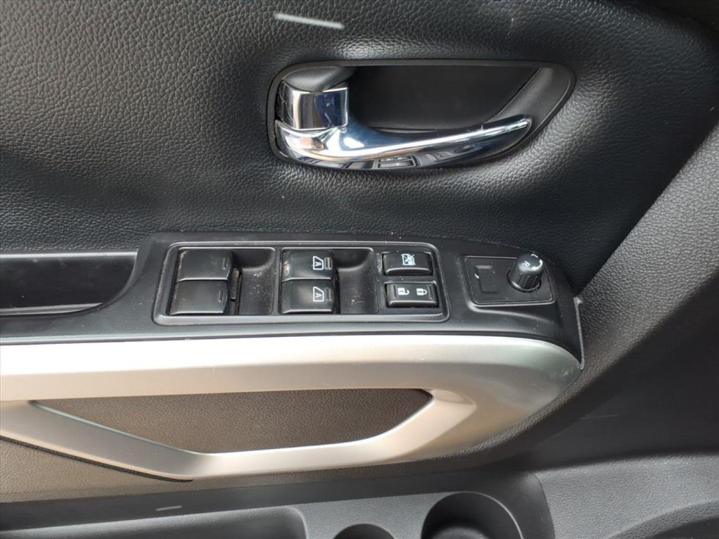 2017 Deep Blue Pearl Rbg Nissan Titan SV (1N6AA1E5XHN) with an 5.6L 5.6L V8 390hp 394ft. lbs. Direct Injection engine, 7-Speed Shiftable Automatic transmission, located at 5505 N. Summit St., Toledo, OH, 43611, (419) 729-2688, 41.654953, -83.530014 - Photo#6