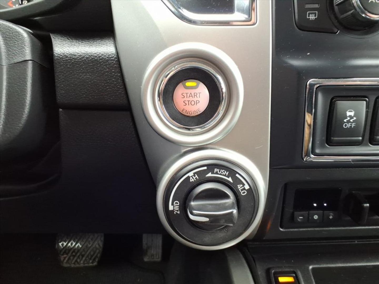 2017 Deep Blue Pearl Rbg Nissan Titan SV (1N6AA1E5XHN) with an 5.6L 5.6L V8 390hp 394ft. lbs. Direct Injection engine, 7-Speed Shiftable Automatic transmission, located at 5505 N. Summit St., Toledo, OH, 43611, (419) 729-2688, 41.654953, -83.530014 - Photo#10