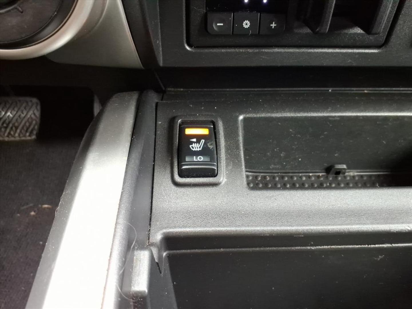 2017 Deep Blue Pearl Rbg Nissan Titan SV (1N6AA1E5XHN) with an 5.6L 5.6L V8 390hp 394ft. lbs. Direct Injection engine, 7-Speed Shiftable Automatic transmission, located at 5505 N. Summit St., Toledo, OH, 43611, (419) 729-2688, 41.654953, -83.530014 - Photo#11