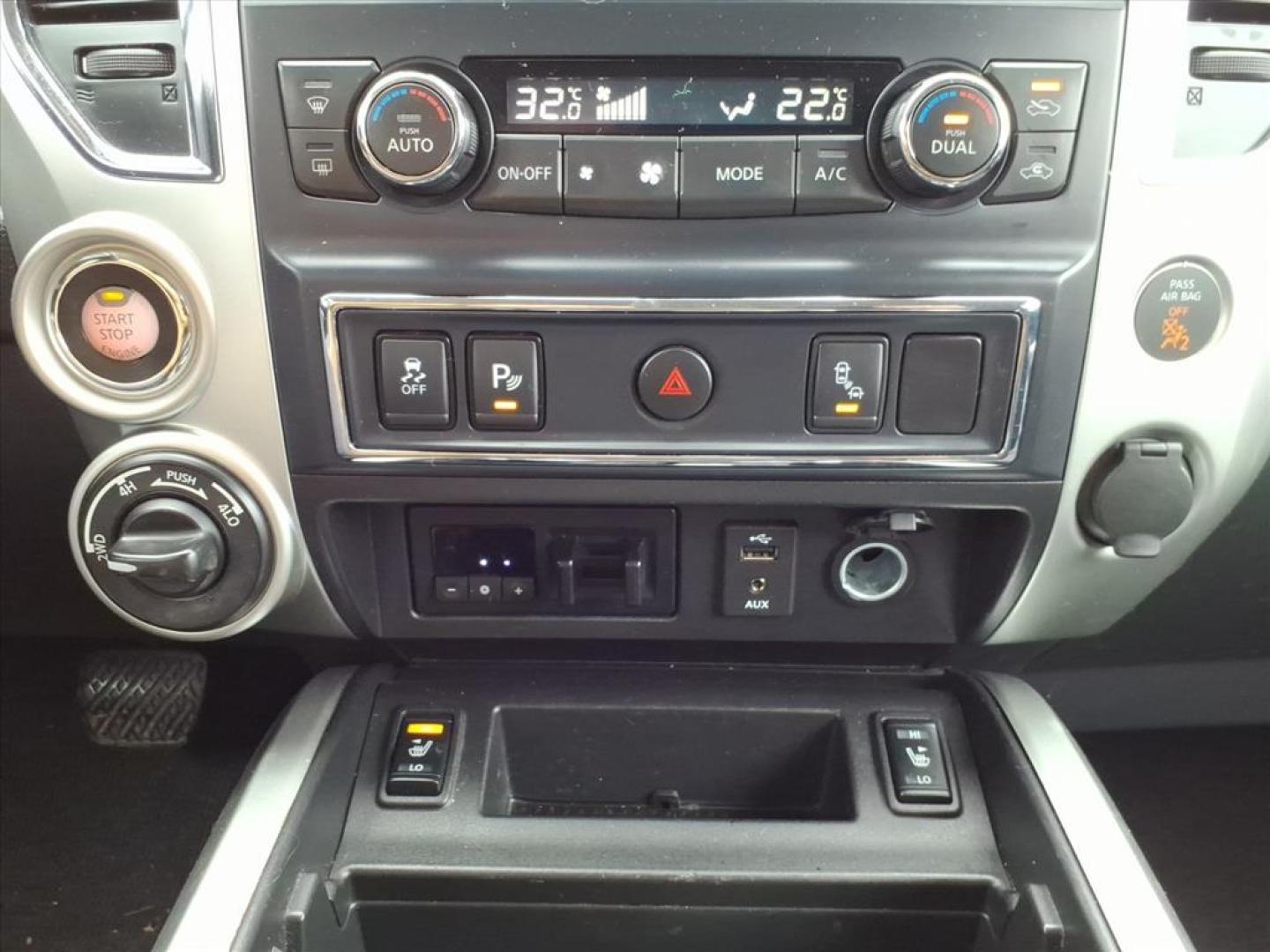 2017 Deep Blue Pearl Rbg Nissan Titan SV (1N6AA1E5XHN) with an 5.6L 5.6L V8 390hp 394ft. lbs. Direct Injection engine, 7-Speed Shiftable Automatic transmission, located at 5505 N. Summit St., Toledo, OH, 43611, (419) 729-2688, 41.654953, -83.530014 - Photo#12