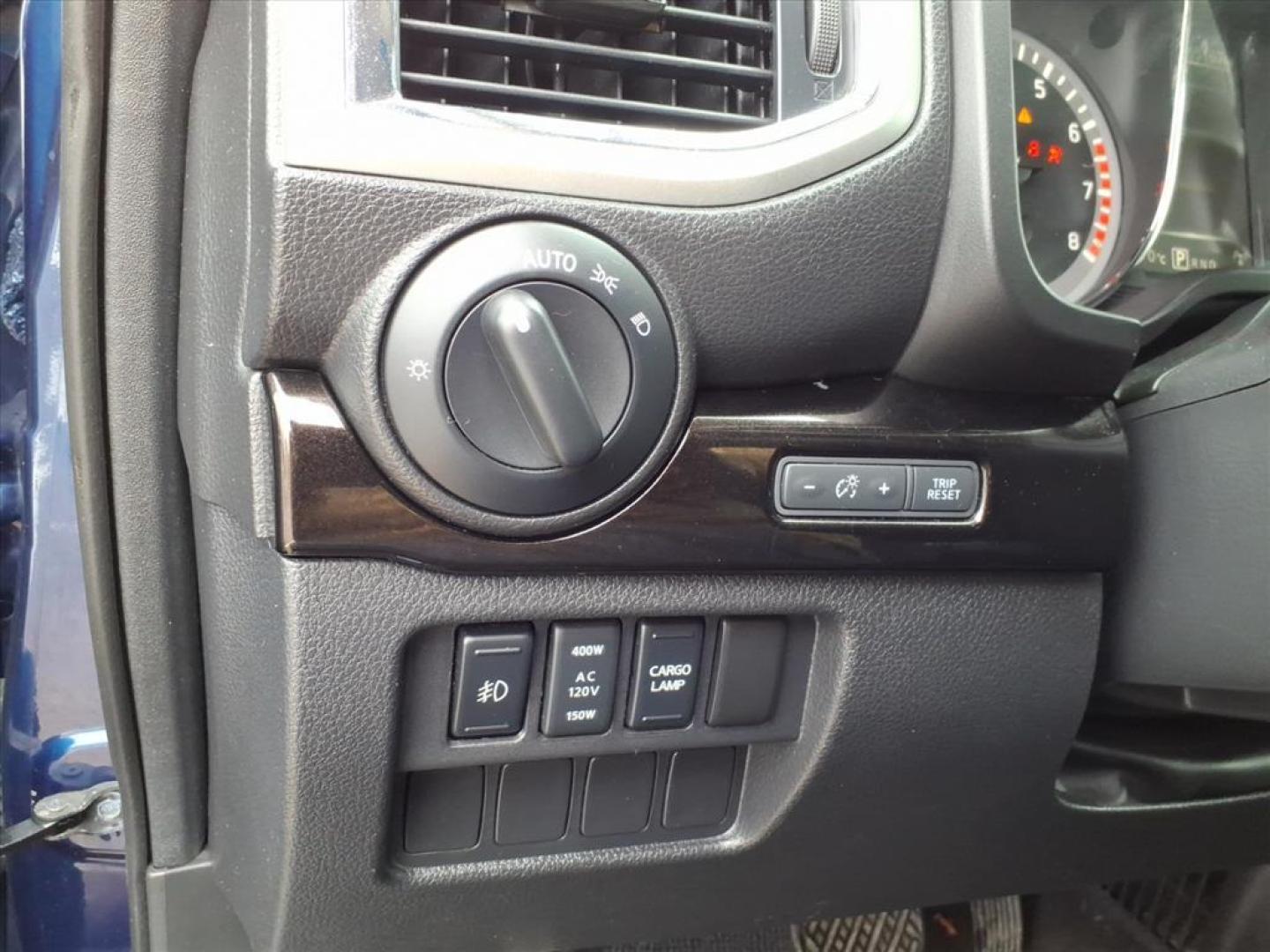 2017 Deep Blue Pearl Rbg Nissan Titan SV (1N6AA1E5XHN) with an 5.6L 5.6L V8 390hp 394ft. lbs. Direct Injection engine, 7-Speed Shiftable Automatic transmission, located at 5505 N. Summit St., Toledo, OH, 43611, (419) 729-2688, 41.654953, -83.530014 - Photo#17