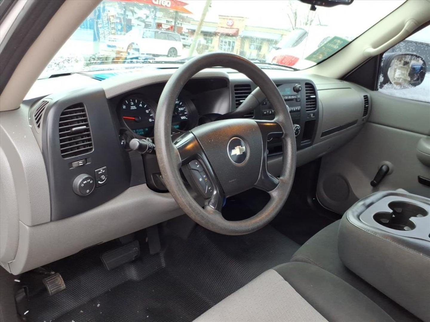 2009 Summit White 50u Chevrolet Silverado 1500 Work Truck (1GCEC14X29Z) with an 4.3L Vortec 4.3L V6 195hp 260ft. lbs. Sequential-Port F.I. engine, 4-Speed Automatic transmission, located at 5505 N. Summit St., Toledo, OH, 43611, (419) 729-2688, 41.654953, -83.530014 - Photo#2