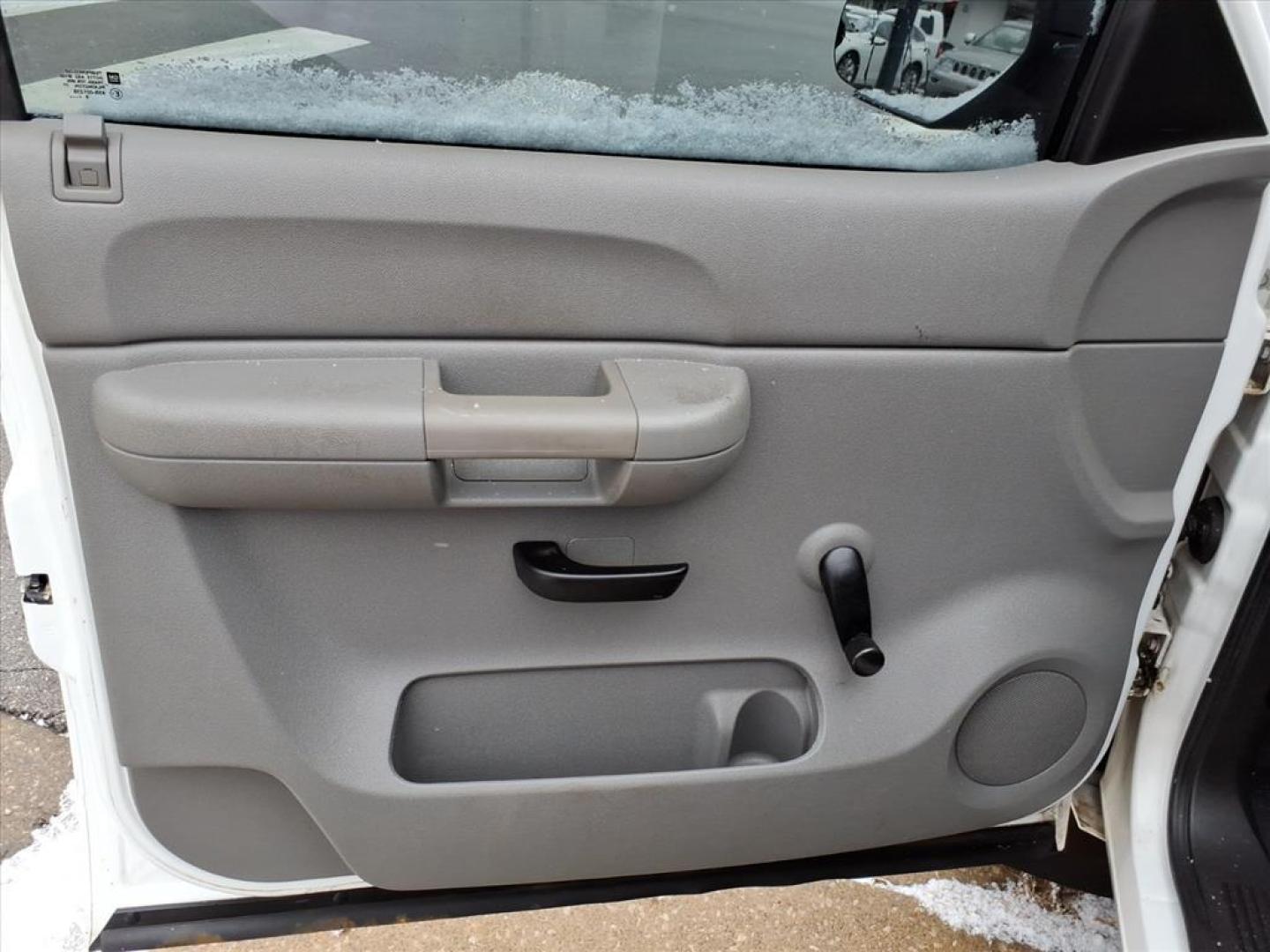 2009 Summit White 50u Chevrolet Silverado 1500 Work Truck (1GCEC14X29Z) with an 4.3L Vortec 4.3L V6 195hp 260ft. lbs. Sequential-Port F.I. engine, 4-Speed Automatic transmission, located at 5505 N. Summit St., Toledo, OH, 43611, (419) 729-2688, 41.654953, -83.530014 - Photo#3