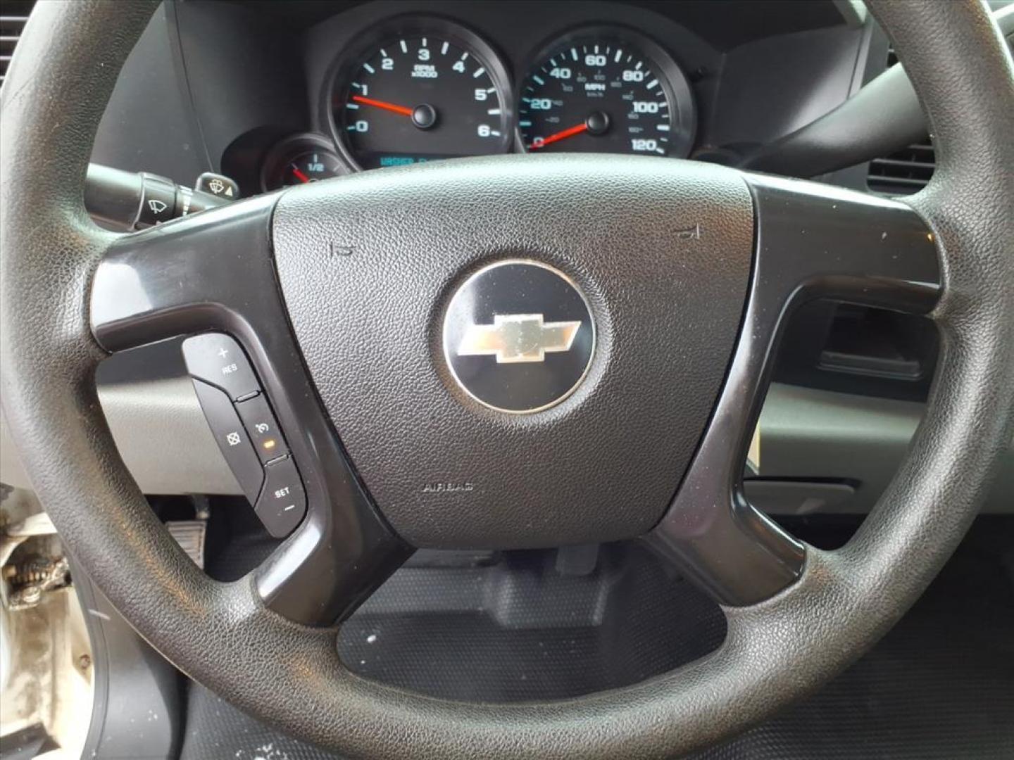 2009 Summit White 50u Chevrolet Silverado 1500 Work Truck (1GCEC14X29Z) with an 4.3L Vortec 4.3L V6 195hp 260ft. lbs. Sequential-Port F.I. engine, 4-Speed Automatic transmission, located at 5505 N. Summit St., Toledo, OH, 43611, (419) 729-2688, 41.654953, -83.530014 - Photo#4