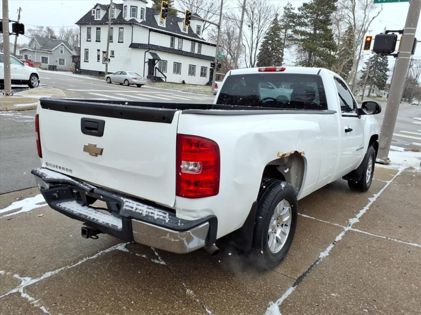 2009 Summit White 50u Chevrolet Silverado 1500 Work Truck (1GCEC14X29Z) with an 4.3L Vortec 4.3L V6 195hp 260ft. lbs. Sequential-Port F.I. engine, 4-Speed Automatic transmission, located at 5505 N. Summit St., Toledo, OH, 43611, (419) 729-2688, 41.654953, -83.530014 - Photo#17
