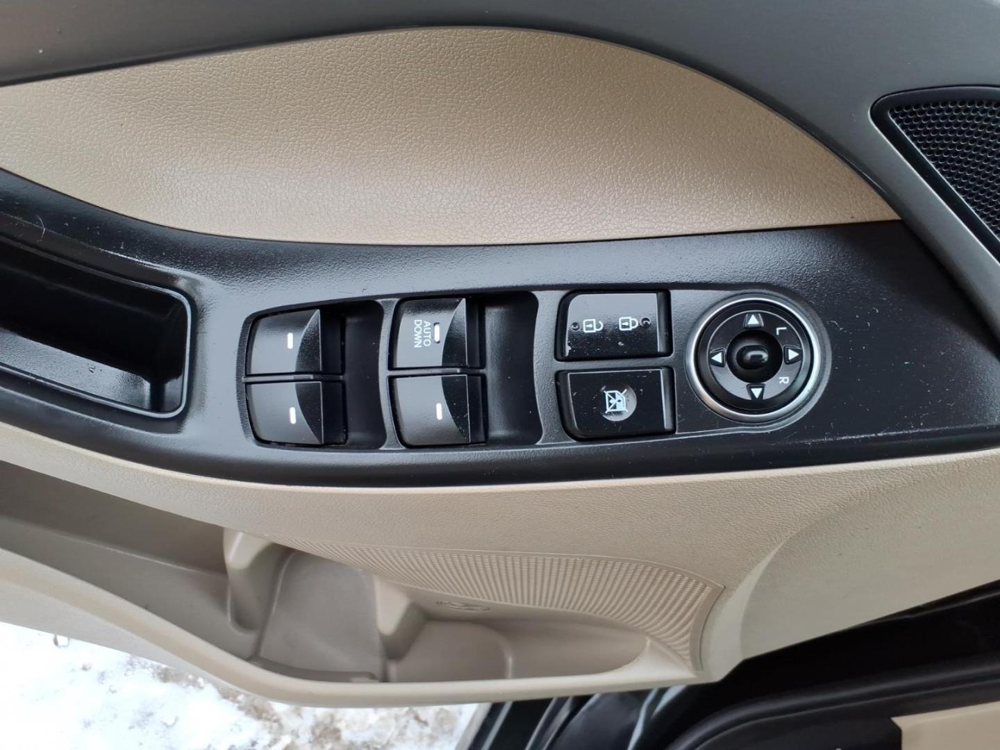 2015 Black Diamond Hyundai ELANTRA SE (5NPDH4AE6FH) with an 1.8L 1.8L I4 145hp 130ft. lbs. Sequential Multiport Fuel Injection engine, 6-Speed Shiftable Automatic transmission, located at 5505 N. Summit St., Toledo, OH, 43611, (419) 729-2688, 41.654953, -83.530014 - Photo#5