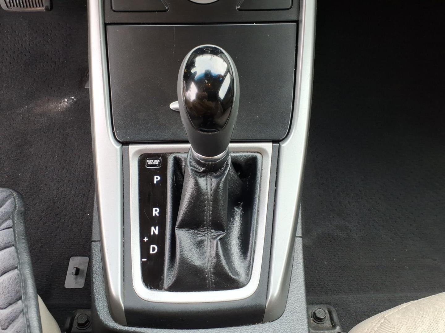 2015 Black Diamond Hyundai ELANTRA SE (5NPDH4AE6FH) with an 1.8L 1.8L I4 145hp 130ft. lbs. Sequential Multiport Fuel Injection engine, 6-Speed Shiftable Automatic transmission, located at 5505 N. Summit St., Toledo, OH, 43611, (419) 729-2688, 41.654953, -83.530014 - Photo#9