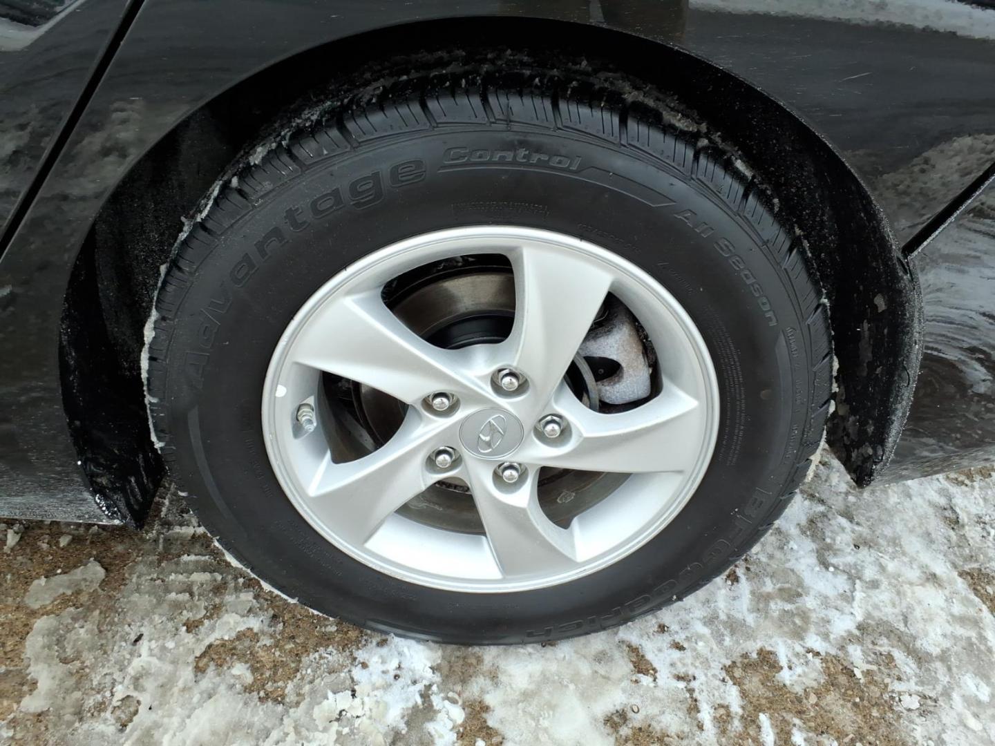 2015 Black Diamond Hyundai ELANTRA SE (5NPDH4AE6FH) with an 1.8L 1.8L I4 145hp 130ft. lbs. Sequential Multiport Fuel Injection engine, 6-Speed Shiftable Automatic transmission, located at 5505 N. Summit St., Toledo, OH, 43611, (419) 729-2688, 41.654953, -83.530014 - Photo#18