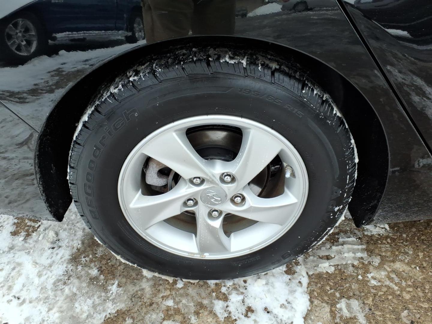 2015 Black Diamond Hyundai ELANTRA SE (5NPDH4AE6FH) with an 1.8L 1.8L I4 145hp 130ft. lbs. Sequential Multiport Fuel Injection engine, 6-Speed Shiftable Automatic transmission, located at 5505 N. Summit St., Toledo, OH, 43611, (419) 729-2688, 41.654953, -83.530014 - Photo#19