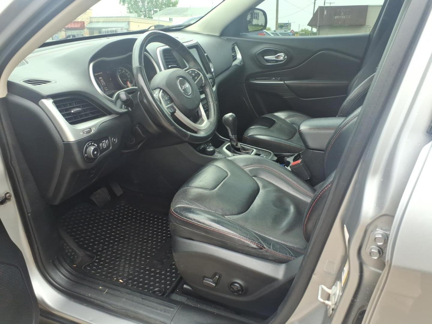 2016 Billet Silver Metallic Clear Coat Psc Jeep Cherokee Trailhawk (1C4PJMBS8GW) with an 3.2L 3.2L V6 271hp 239ft. lbs. Sequential Multiport Fuel Injection engine, 4WD 9-Speed Shiftable Automatic transmission, located at 5505 N. Summit St., Toledo, OH, 43611, (419) 729-2688, 41.654953, -83.530014 - Photo#1