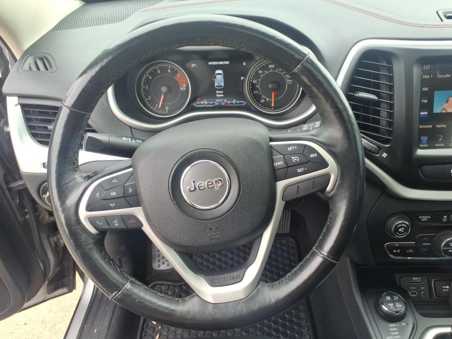 2016 Billet Silver Metallic Clear Coat Psc Jeep Cherokee Trailhawk (1C4PJMBS8GW) with an 3.2L 3.2L V6 271hp 239ft. lbs. Sequential Multiport Fuel Injection engine, 4WD 9-Speed Shiftable Automatic transmission, located at 5505 N. Summit St., Toledo, OH, 43611, (419) 729-2688, 41.654953, -83.530014 - Photo#4