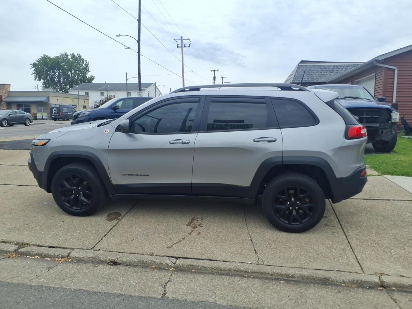 2016 Billet Silver Metallic Clear Coat Psc Jeep Cherokee Trailhawk (1C4PJMBS8GW) with an 3.2L 3.2L V6 271hp 239ft. lbs. Sequential Multiport Fuel Injection engine, 4WD 9-Speed Shiftable Automatic transmission, located at 5505 N. Summit St., Toledo, OH, 43611, (419) 729-2688, 41.654953, -83.530014 - Photo#15