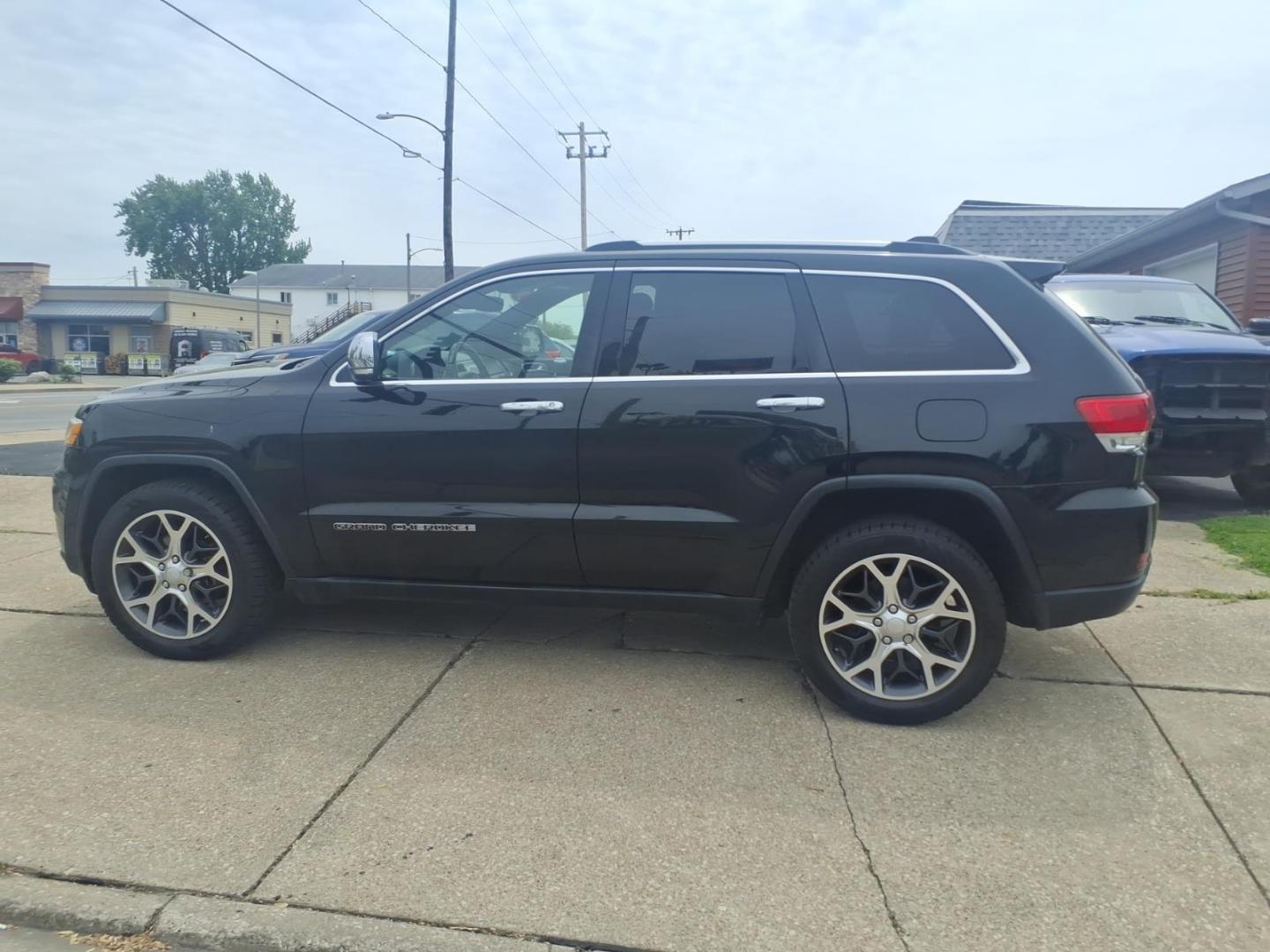 2019 Diamond Black Crystal Pearl Coat Pxj Jeep Grand Cherokee Limited (1C4RJFBGXKC) with an 3.6L Pentastar 3.6L V6 295hp 260ft. lbs. Sequential Multiport Fuel Injection engine, 8-Speed Shiftable Automatic transmission, located at 5505 N. Summit St., Toledo, OH, 43611, (419) 729-2688, 41.654953, -83.530014 - Photo#19