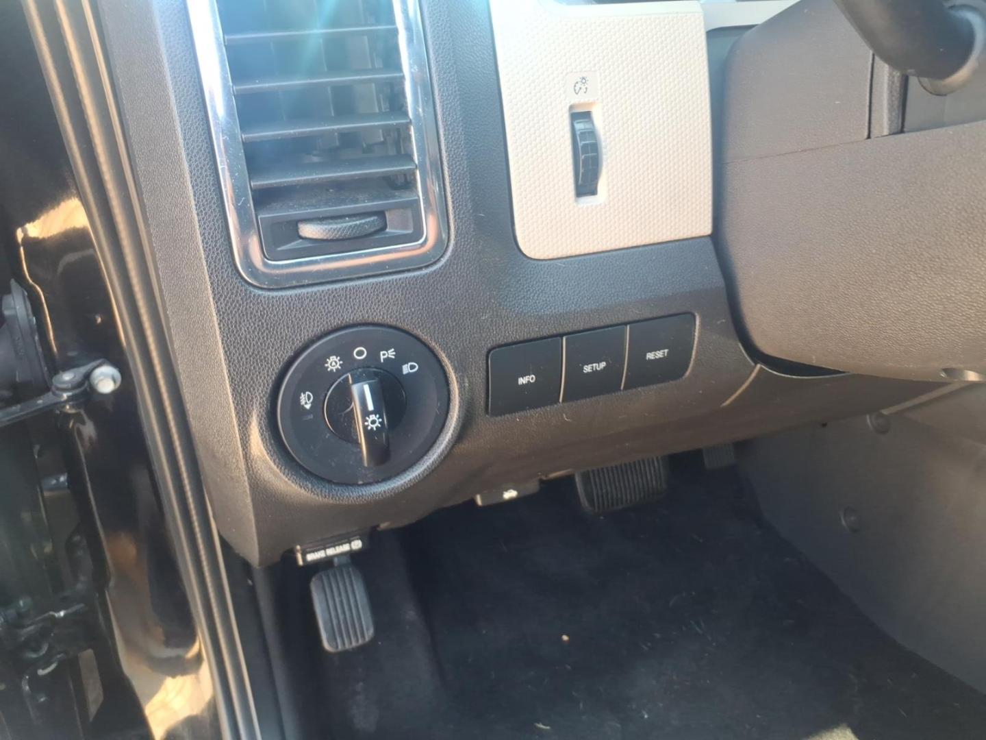 2010 Black Mercury Mariner I4 (4M2CN8B78AK) with an Duratec 2.5L I4 171hp 171ft. lbs. Sequential Multiport Fuel Injection engine, 6-Speed Automatic transmission, located at 5505 N. Summit St., Toledo, OH, 43611, (419) 729-2688, 41.654953, -83.530014 - Photo#2