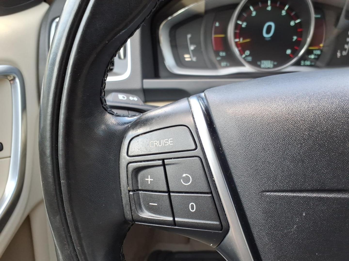 2015 Caspian Blue Metallic Volvo V60 T5 Platinum (YV1612SD1F1) with an 2.5L 2.5L Turbo I5 250hp 266ft. lbs. ULEV Direct Injection engine, 6-Speed Shiftable Automatic transmission, located at 5505 N. Summit St., Toledo, OH, 43611, (419) 729-2688, 41.654953, -83.530014 - Photo#6