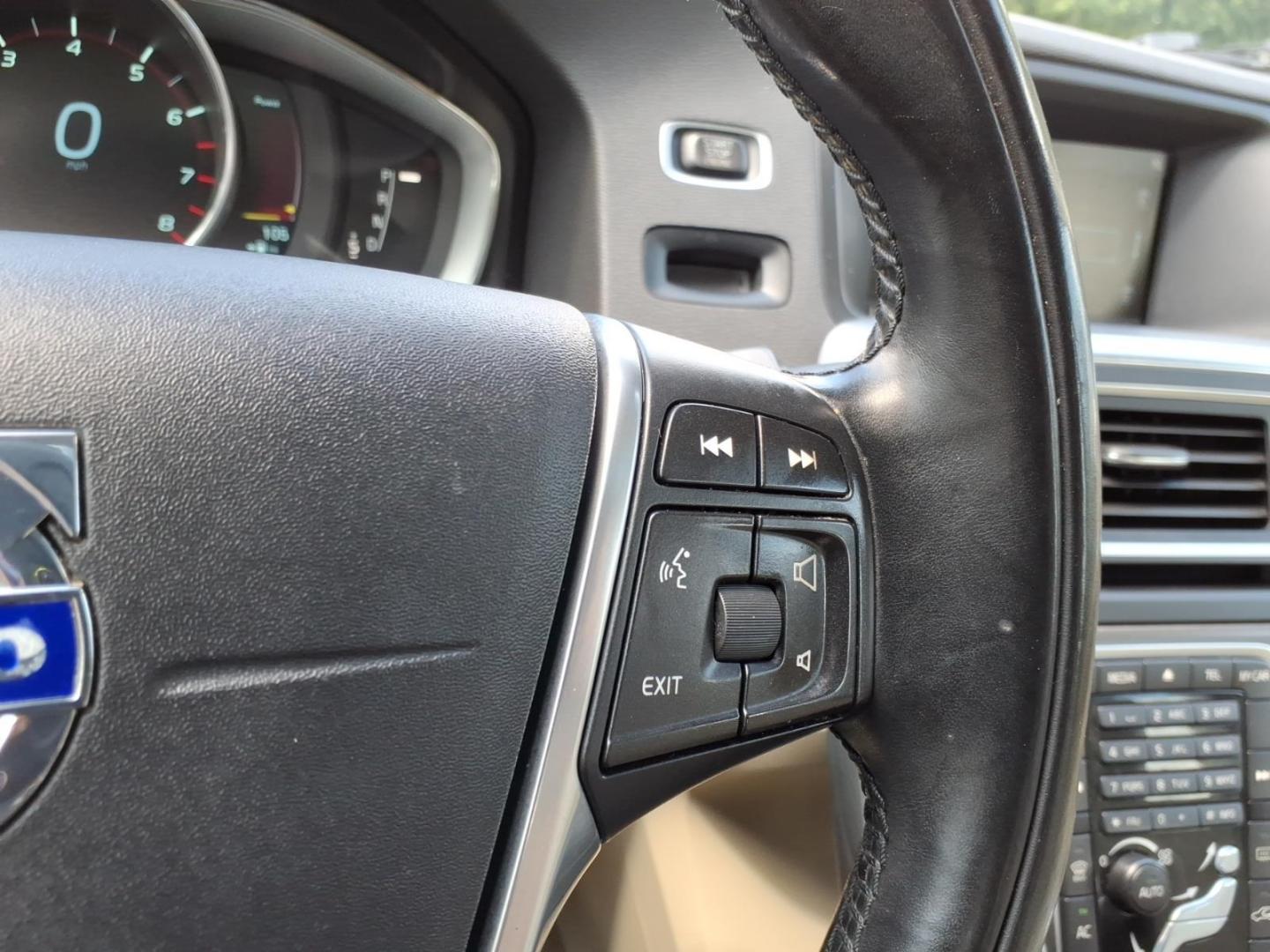 2015 Caspian Blue Metallic Volvo V60 T5 Platinum (YV1612SD1F1) with an 2.5L 2.5L Turbo I5 250hp 266ft. lbs. ULEV Direct Injection engine, 6-Speed Shiftable Automatic transmission, located at 5505 N. Summit St., Toledo, OH, 43611, (419) 729-2688, 41.654953, -83.530014 - Photo#7