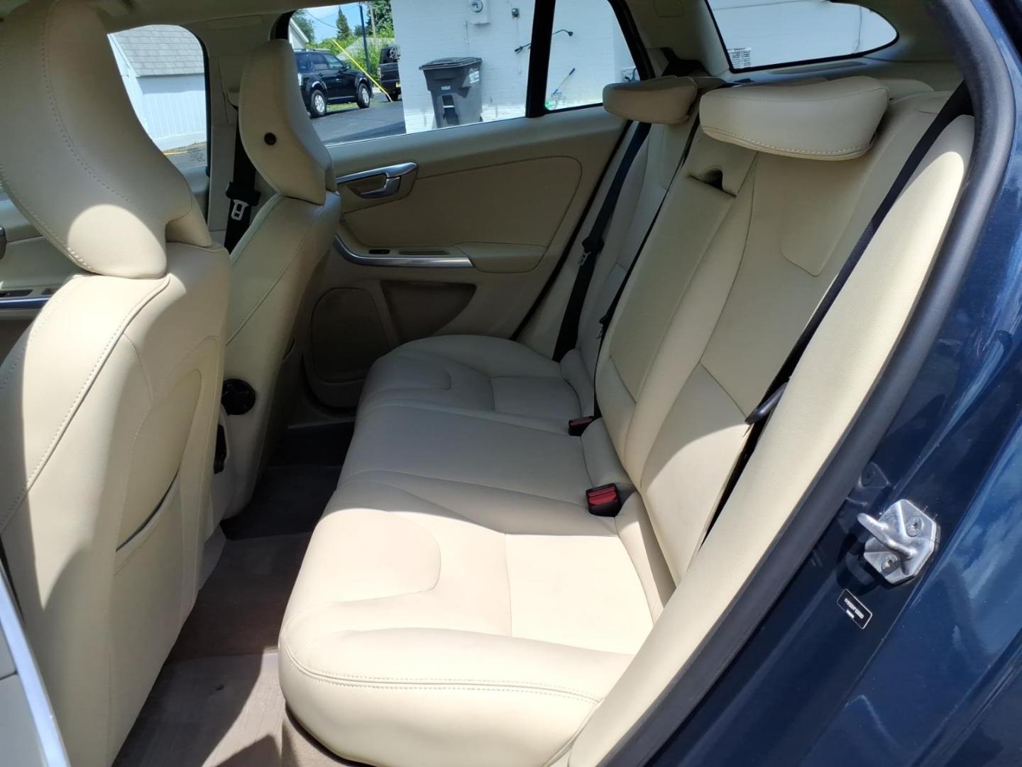 2015 Caspian Blue Metallic Volvo V60 T5 Platinum (YV1612SD1F1) with an 2.5L 2.5L Turbo I5 250hp 266ft. lbs. ULEV Direct Injection engine, 6-Speed Shiftable Automatic transmission, located at 5505 N. Summit St., Toledo, OH, 43611, (419) 729-2688, 41.654953, -83.530014 - Photo#15