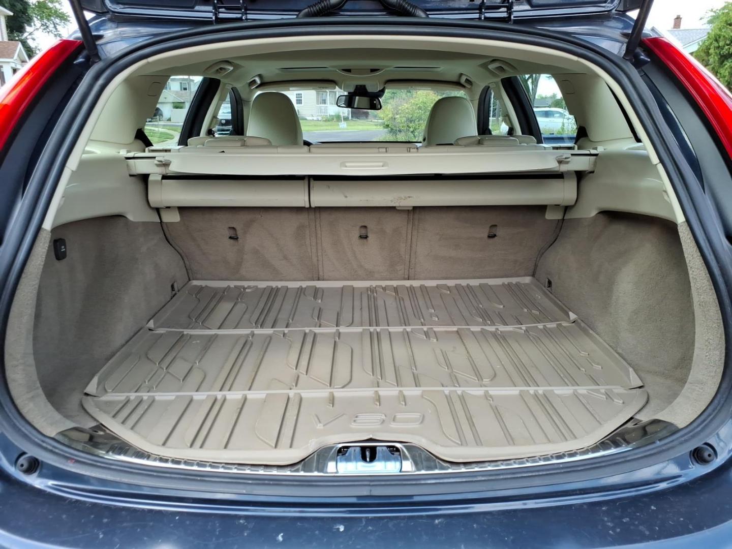2015 Caspian Blue Metallic Volvo V60 T5 Platinum (YV1612SD1F1) with an 2.5L 2.5L Turbo I5 250hp 266ft. lbs. ULEV Direct Injection engine, 6-Speed Shiftable Automatic transmission, located at 5505 N. Summit St., Toledo, OH, 43611, (419) 729-2688, 41.654953, -83.530014 - Photo#30