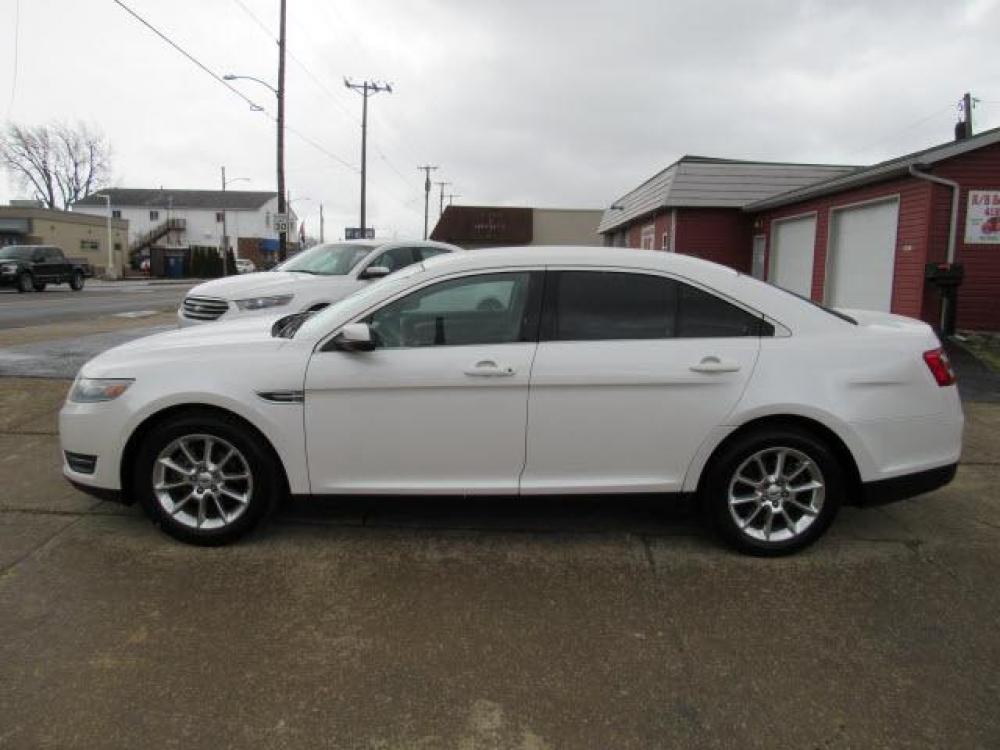2013 White Platinum Metallic Tri-Coat Ford Taurus SEL (1FAHP2E80DG) with an 3.5 6 Cylinder Sequential Multiport Fuel Injection engine, 6-Speed Shiftable Automatic transmission, located at 5505 N. Summit St., Toledo, OH, 43611, (419) 729-2688, 41.654953, -83.530014 - Photo #17
