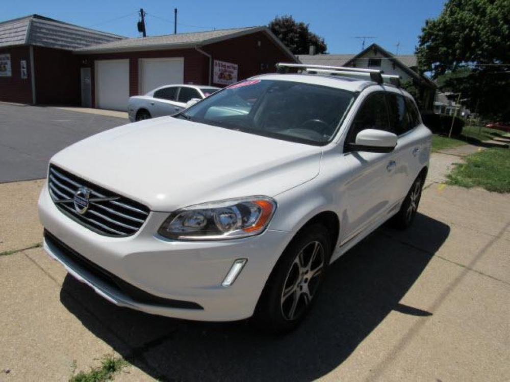 2015 Crystal White Pearl Metallic Volvo XC60 T6 AWD (YV4902RK4F2) with an 3.0L 6 Cylinder Fuel Injected engine, 6-Speed Shiftable Automatic transmission, located at 5505 N. Summit St., Toledo, OH, 43611, (419) 729-2688, 41.654953, -83.530014 - Photo #21