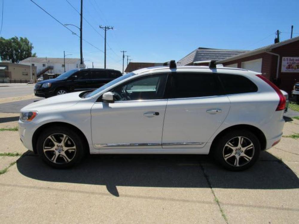 2015 Crystal White Pearl Metallic Volvo XC60 T6 AWD (YV4902RK4F2) with an 3.0L 6 Cylinder Fuel Injected engine, 6-Speed Shiftable Automatic transmission, located at 5505 N. Summit St., Toledo, OH, 43611, (419) 729-2688, 41.654953, -83.530014 - Photo #22
