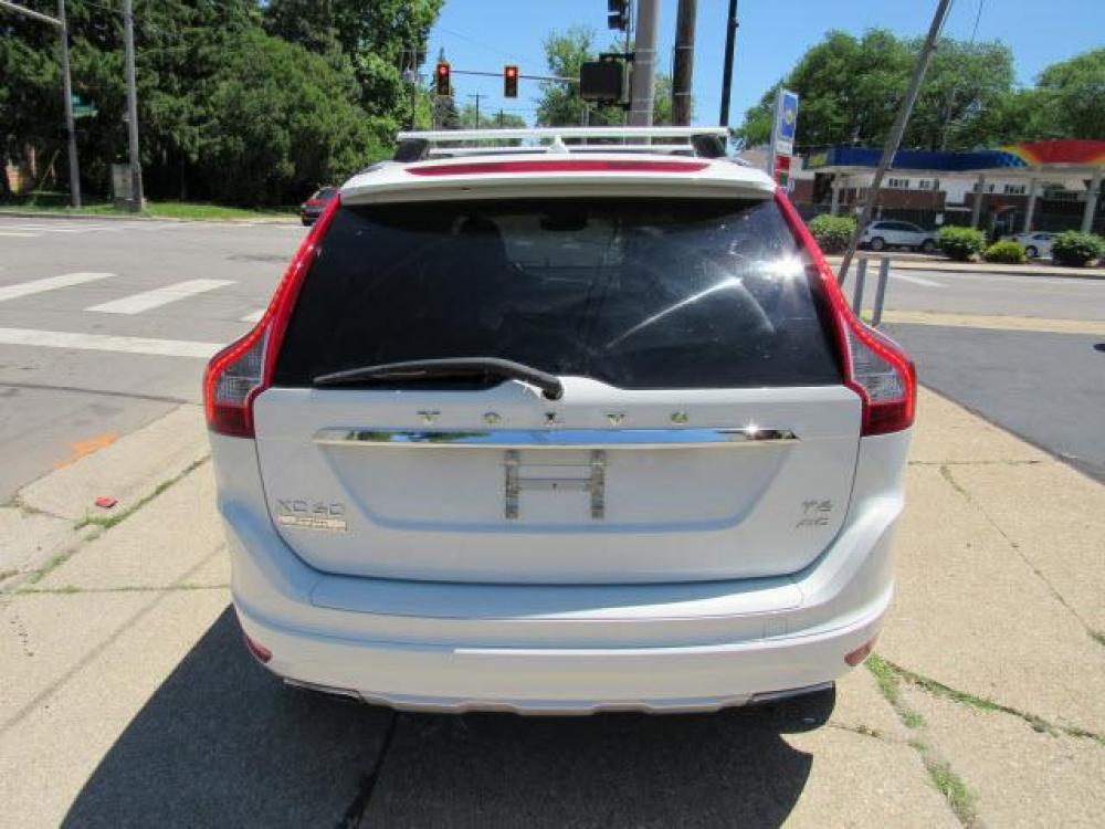 2015 Crystal White Pearl Metallic Volvo XC60 T6 AWD (YV4902RK4F2) with an 3.0L 6 Cylinder Fuel Injected engine, 6-Speed Shiftable Automatic transmission, located at 5505 N. Summit St., Toledo, OH, 43611, (419) 729-2688, 41.654953, -83.530014 - Photo #24